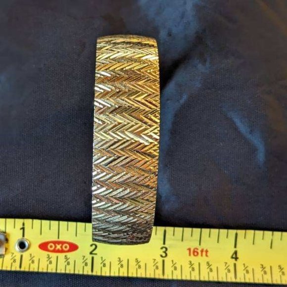 Mod Gold-tone Cut-Brass Bangle Bracelet Substantial Elegant Vintage Atomic Age - Picture 9 of 16